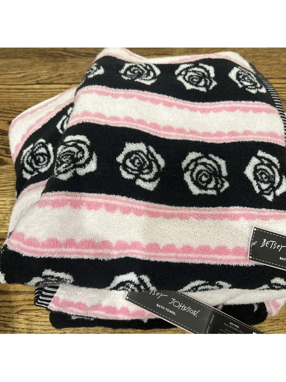 Betsey Johnson Black/White/Pink Roses Bath & Hand Towels OEKO 4 Pcs